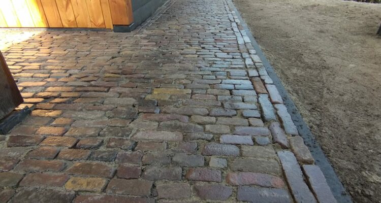 Oude gebakken waaltjes met de hamer gestraat