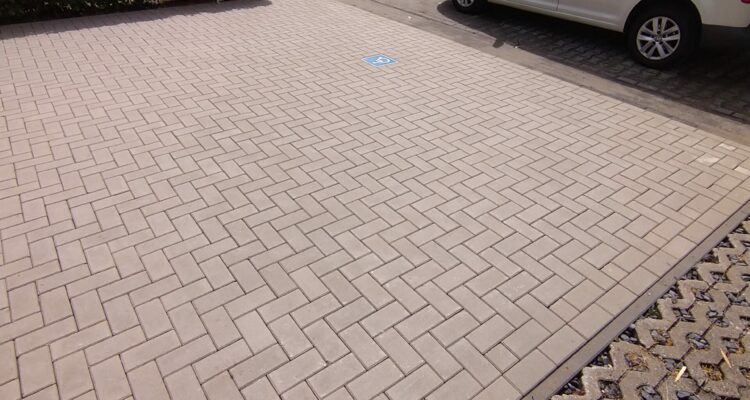 2 Parkeervakken aangelegd met betonklinkers
